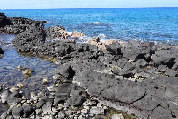 Gyönyörű Óceáni Hullámok Fröccsenő Fekete Vulkanikus Szikla Partvonalán Hawaii Szigeten — Stock Fotó