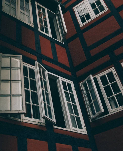 Вертикальний Низький Кут Знімок Чудового Сучасного Будинку Коричневими Чорними Стінами — стокове фото