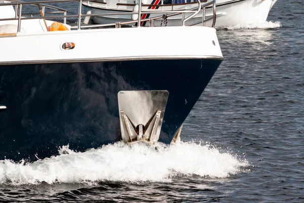 Egy Jacht Lebeg Vízen — Stock Fotó