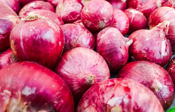 Gros Plan Une Mauvaise Qualité Oignons Rouges Jetés Sur Marché — Photo