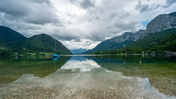 湖に映る森の山々と曇り空の魅惑的な風景 — ストック写真