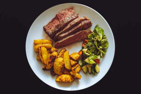 Plano Una Cena Con Carne Verduras Plato Blanco — Foto de Stock