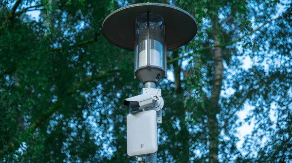 Closeup Shot Camera Attached Street Lamp — Zdjęcie stockowe