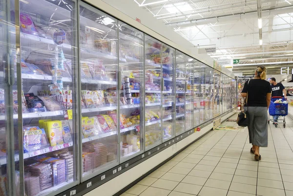 Malaga Spanje Okt 2016 Klanten Supermarkt Wandelen Langs Koelkasten Spanje — Stockfoto