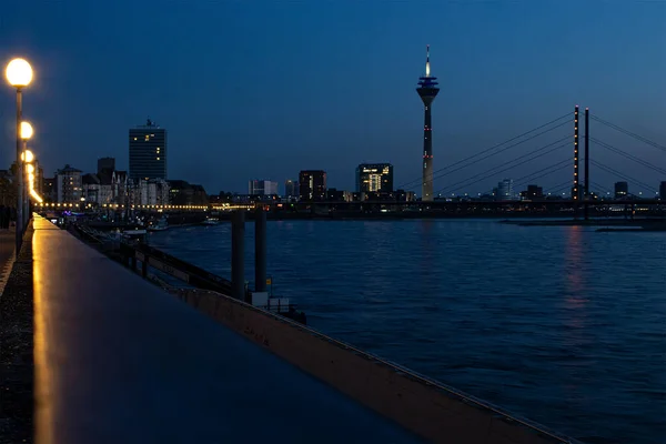 Horizonte Düsseldorf Desde Paseo Del Rin Por Noche — Foto de Stock