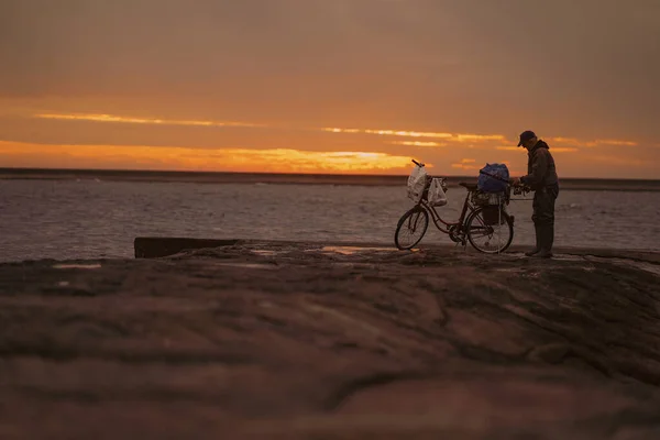 Giu 2021 Maschio Piedi Sulla Costa Con Una Bicicletta Tramonto — Foto Stock