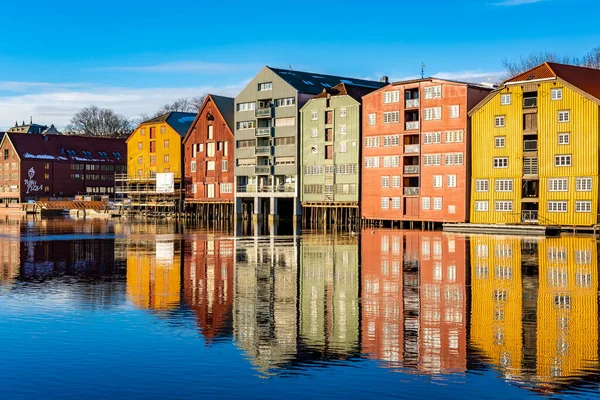 Uma Bela Vista Das Casas Coloridas Perto Rio Nidelva Trondheim — Fotografia de Stock