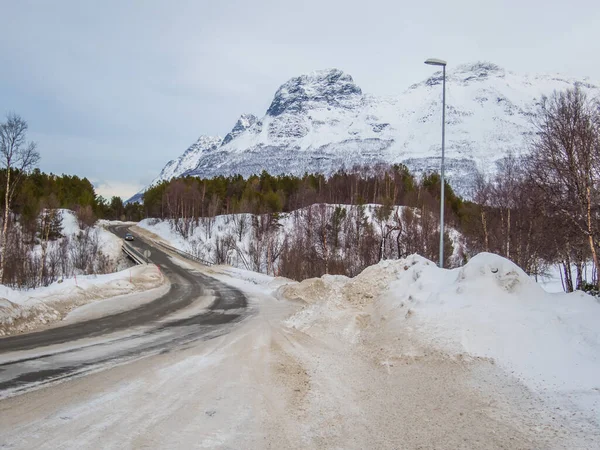 Krásný Výhled Vysoké Sněhové Hory Blízkosti Tromso Únoru — Stock fotografie