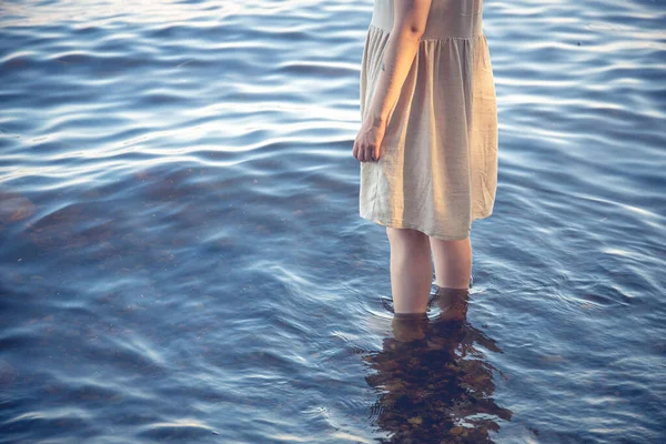 Eine Junge Frau Einem Kleid Das Wasser Steht — Stockfoto