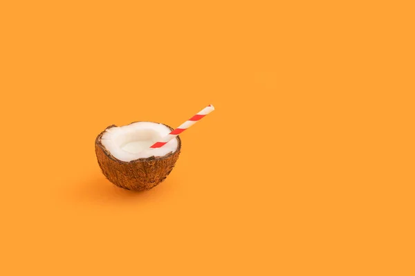 Close Coco Com Uma Palha Fundo Laranja — Fotografia de Stock