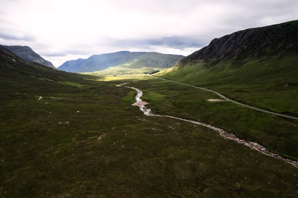 Een Beek Vallei Tussen Bergen Glencoe Dorp Schotland Een Sombere — Stockfoto