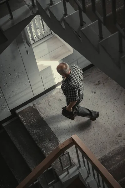 Egy Függőleges Lövés Egy Emberről Lemegy Lépcsőn — Stock Fotó