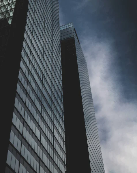 Uma Foto Baixo Ângulo Arranha Céu Futurista Dia Tempestuoso Toronto — Fotografia de Stock