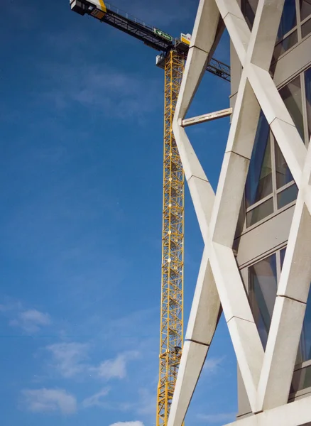 Tiro Vertical Guindaste Perto Edifício Moderno Uma Área Construção — Fotografia de Stock