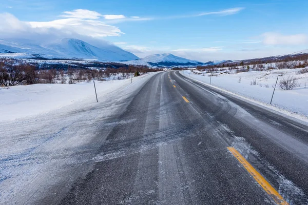 Norveç Soğuk Bir Kış Gününde Donmuş Yolun Güzel Bir Manzarası — Stok fotoğraf