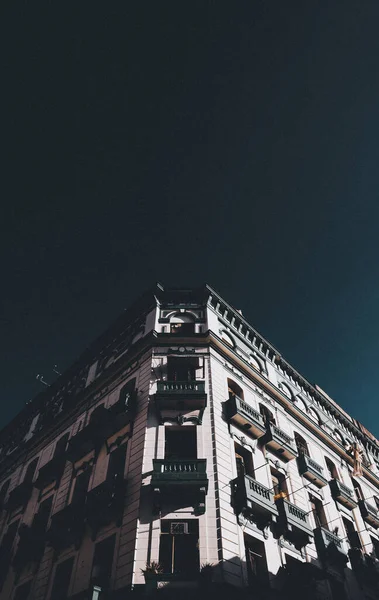 Eine Flache Aufnahme Eines Schönen Gebäudes Einem Dunklen Himmel Havanna — Stockfoto
