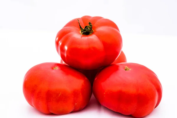 孤立した背景に新鮮でおいしい熟した赤いトマトのクローズアップ — ストック写真