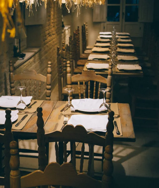 Interiér Restaurace Složitými Dřevěnými Židlemi Cordoba Španělsko — Stock fotografie