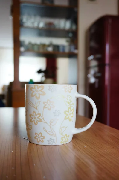 Disparo Vertical Una Taza Sobre Una Mesa Madera — Foto de Stock