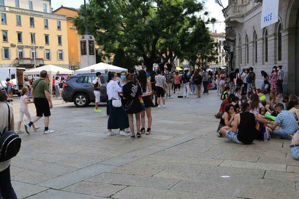 Bergamo Italia 2021 Una Multitud Jóvenes Marchando Desfile Del Orgullo — Foto de Stock