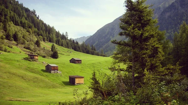 Een Landschap Van Schuren Omringd Door Rotsachtige Heuvels Bedekt Met — Stockfoto