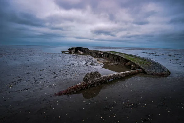 Une Construction Abandonnée Sur Plage Sur Fond Ciel Nuageux — Photo