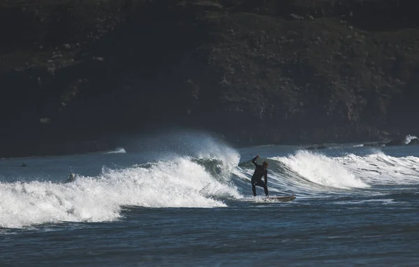 Hombre Surfeando Por Tabla Surf Medio Olas Con Montañas Tierra —  Fotos de Stock