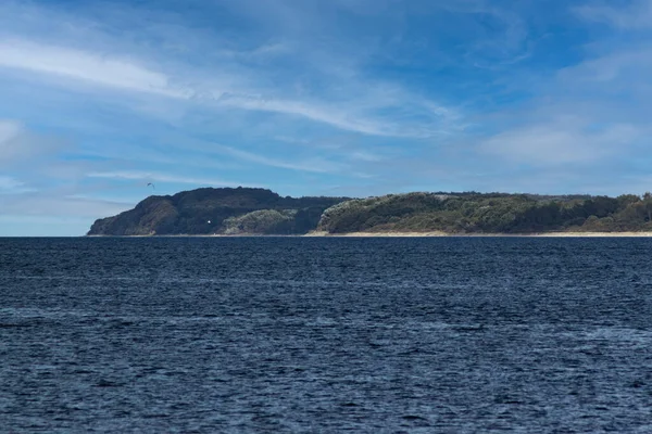 Mavi Gökyüzünün Altında Denizin Ortasında Tropikal Bir Ada — Stok fotoğraf