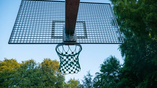 Nízký Úhel Záběru Basketbalového Koše Ponurý Den — Stock fotografie