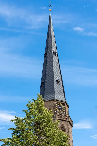 Alzey Rhineland Palatinate ドイツ 2021年7月16日 澄んだ青空の下 ドイツのアルツェイにあるニコライ教会の屋根の垂直ショット — ストック写真
