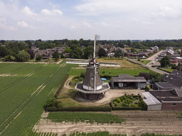 Luchtfoto Van Traditionele Windmolen Nederlandse Landbouwvelden Vlak Landschap Met Dorp — Stockfoto