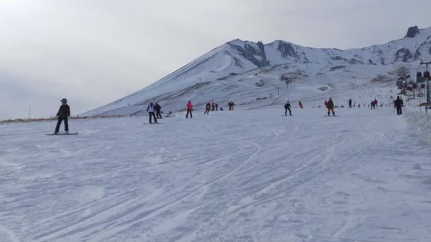 Vinterlandskap Med Snö Och Berg — Stockvideo