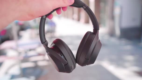 Człowiek Słuchanie Muzyki Słuchawkami Słuchawkami — Wideo stockowe