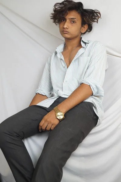 Snímek Indiánského Mladíka Jižní Asie Pózujícího Před Kamerou Ukazujícího Jeho — Stock fotografie