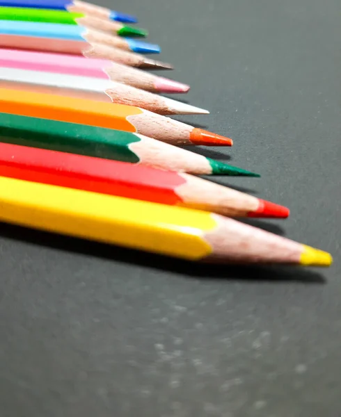 Primer Plano Lápices Colores Afilados Alineados Sobre Fondo Negro — Foto de Stock