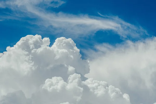 Sebuah Gambar Udara Dari Langit Biru Dan Awan Putih — Stok Foto