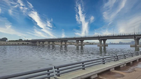 Zbliżenie Mostu Nad Rzeką Piękna Panorama Liniowymi Chmurami — Zdjęcie stockowe