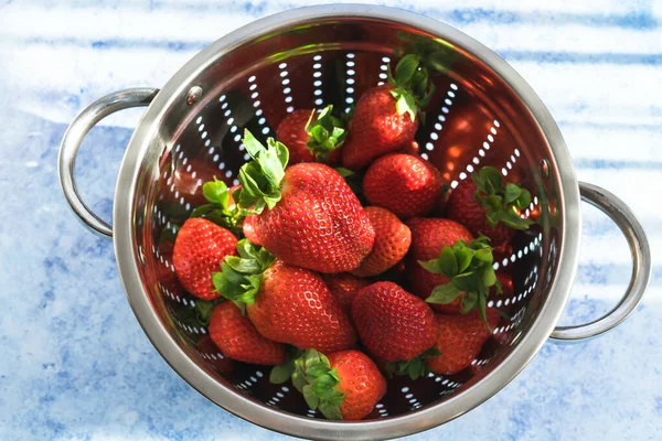 Overhead Shot Fresh Strawberries Bowl Sunlight — Stock Photo, Image