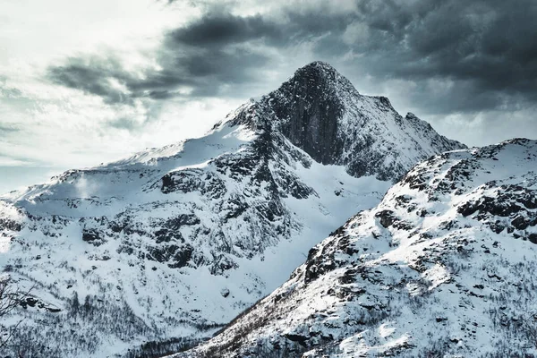 Una Hermosa Vista Las Altas Montañas Nieve Cerca Troms Febrero — Foto de Stock