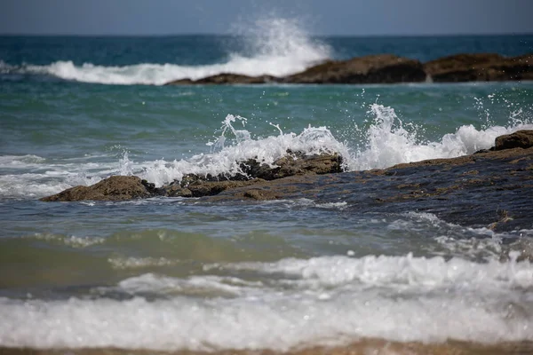 Uma Bela Paisagem Mar Áspero Colidindo Rochas Puras Praia Pela — Fotografia de Stock