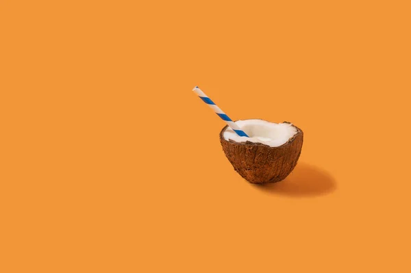 Closeup Coconut Straw Orange Background — 스톡 사진