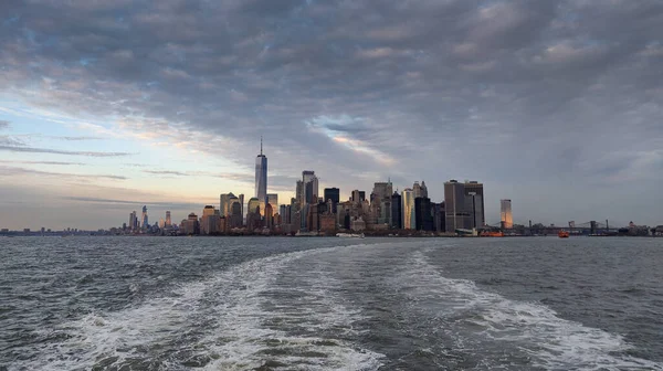 Manhattan Bir Feribottan Görünüşü — Stok fotoğraf