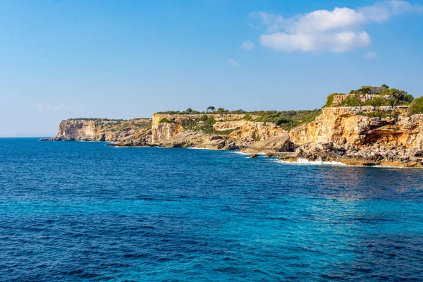 Calo Des Moro Plajının Yanında Güzel Bir Sahil Manzarası Güneşli — Stok fotoğraf