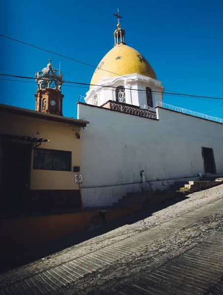Δρόμοι Του Mazatlan Μεξικό Μια Ηλιόλουστη Μέρα Μια Κίτρινη Θολωτή — Φωτογραφία Αρχείου