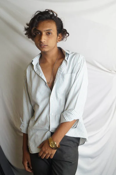 照片中 一位来自南亚的印度年轻人在白色背景中对着相机摆姿势 — 图库照片