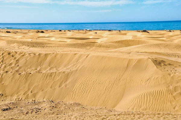 Tiro Areia Dourada Sob Céu Azul Oceano Fundo — Fotografia de Stock