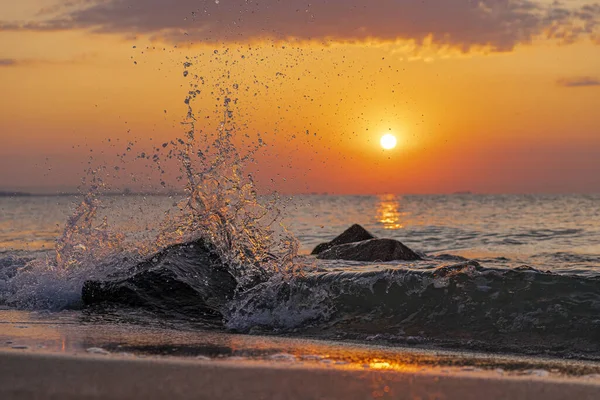 Waves Ocean Hitting Rocks Karon Beach Roundabout Golden Sunset — Stock Photo, Image