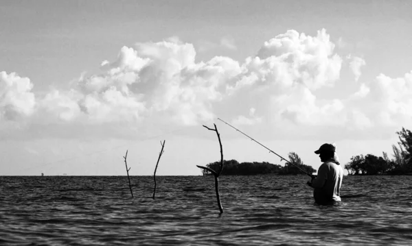 Cardenas Cuba Fevereiro 2020 Tiro Panorâmico Tons Cinza Pescador Mar — Fotografia de Stock