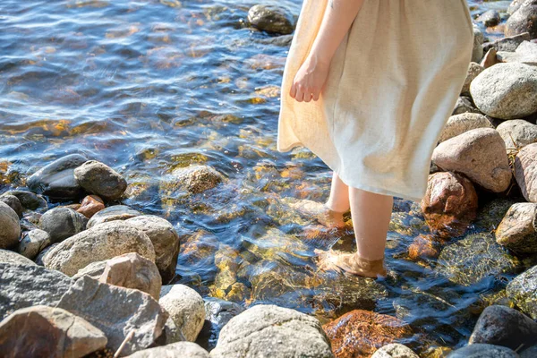 Une Jeune Femme Robe Debout Sur Rivage Rocheux — Photo