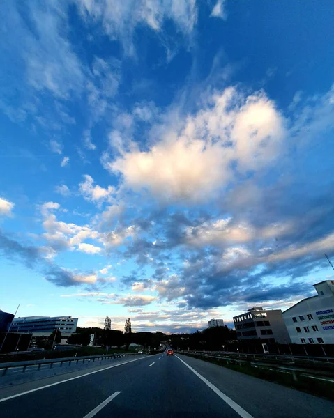 Colpo Verticale Autostrada Uno Sfondo Cielo Azzurro — Foto Stock